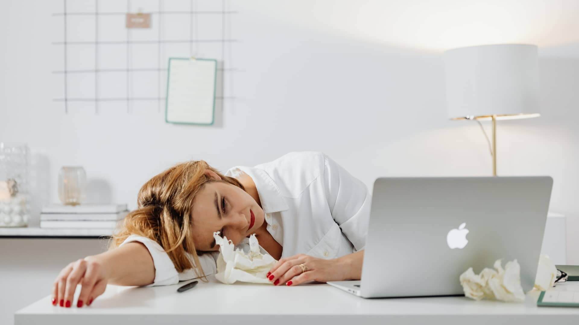 Kai trūksta miego, sumažėja savikontrolei reikalingi resursai, tampa sunkiau stabiliai reguliuoti emocijas, o impulsai stiprėja. Tyrimas atskleidė aiškų ryšį tarp miego trūkumo, vidinių išteklių išsekimo ir smulkmeniškos kontrolės.