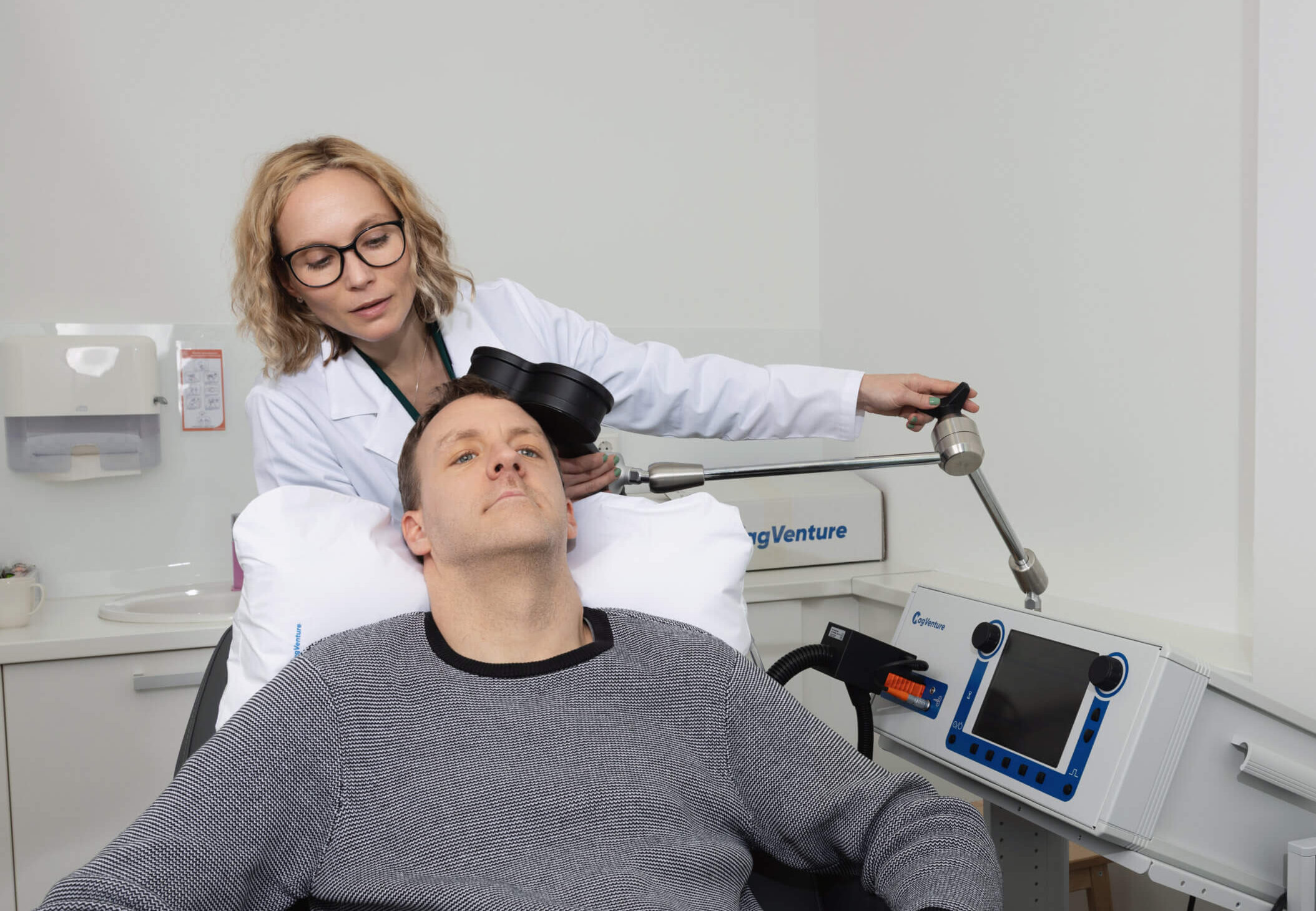 Homepage Neuropulsas 1 Pacientui atliekama rTMS terapijos procedūra Neuropulsas klinikoje Vilniuje